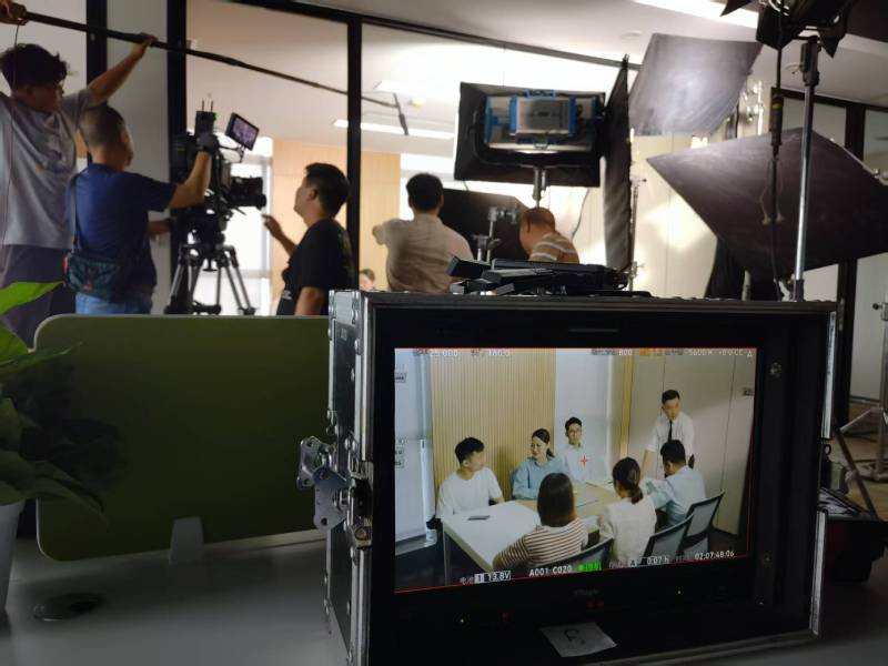 松北区TVC拍摄公司：科技产品视觉化大师，诠释未来感与功能美学